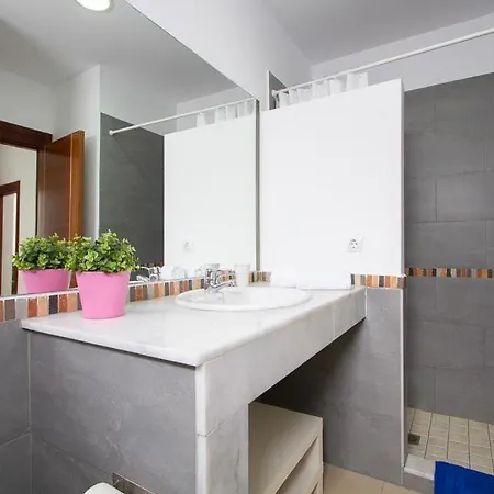 Playa Blanca Sleeps 6 Pool Air Con Wifi Villa